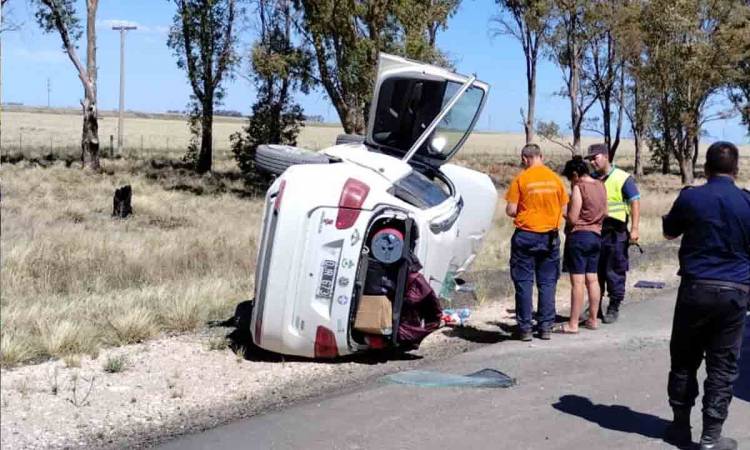 Una familia volcó en la Ruta 33: dos personas fueron hospitalizadas