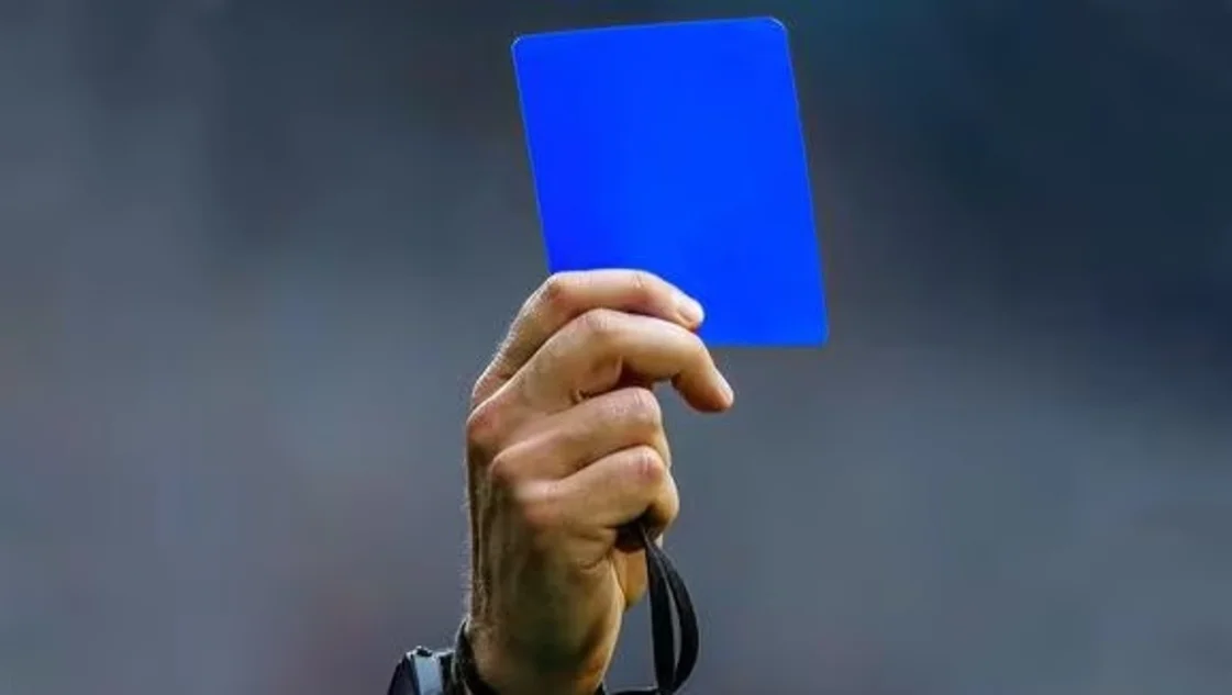 Analizan incorporar una "tarjeta azul" para expulsiones temporales en el fútbol
