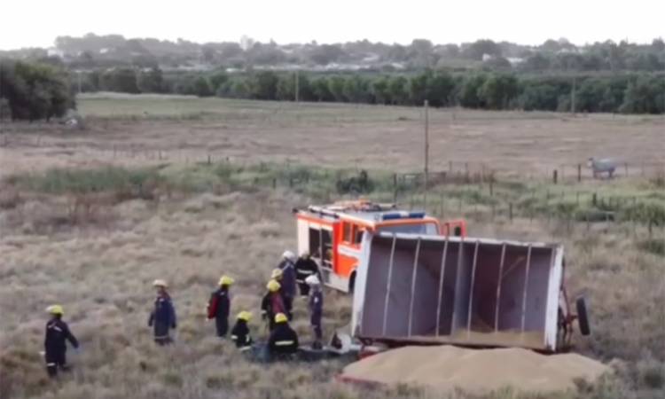 Murió un hombre tras caerle encima un carro tolva cargado de cebada