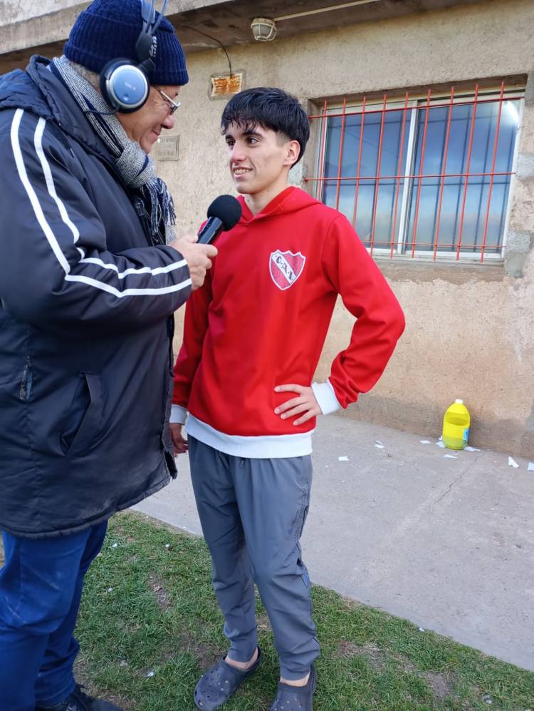 Independiente SJ vs El Progreso arbitrado por  Agustina Loos de Olavarría. Primera mujer árbitro en la Liga Regional de Fútbol.