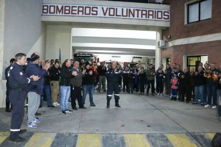 El sonar de la sirena en homenaje a nuestros Bomberos Voluntarios