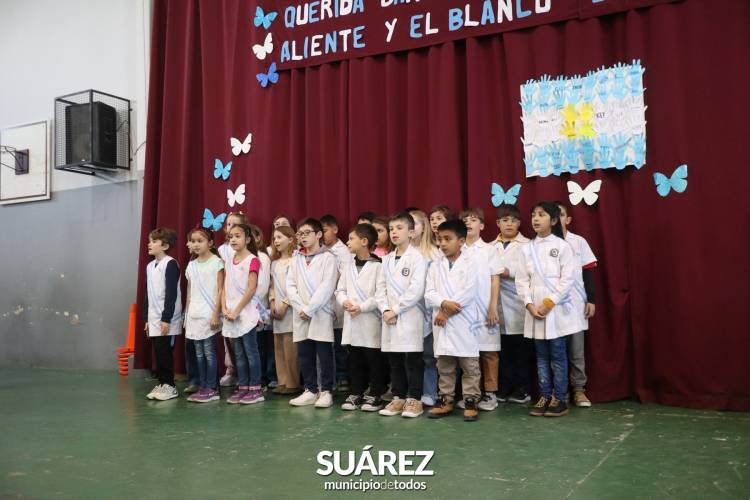 Más de 50 estudiantes de 4to. y 5to. año de la Escuela Primaria N° 9 realizaron la promesa a la Bandera