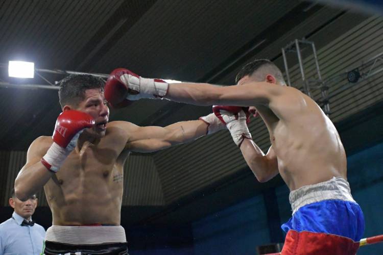 Noche fría y exitoso 2do festival de boxeo en Club El Progreso de pueblo Santa María