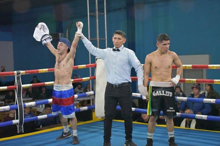 Noche fría y exitoso 2do festival de boxeo en Club El Progreso de pueblo Santa María