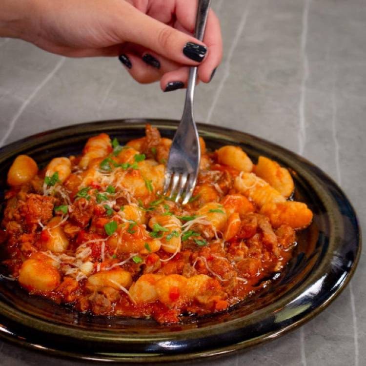 GNOCCHI DI CECI CON RAGU DE CARNE Y SALCHICHA PARRILLERA