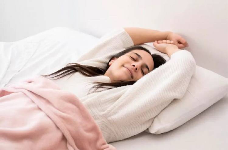 Dormir con o sin almohada: qué es más saludable