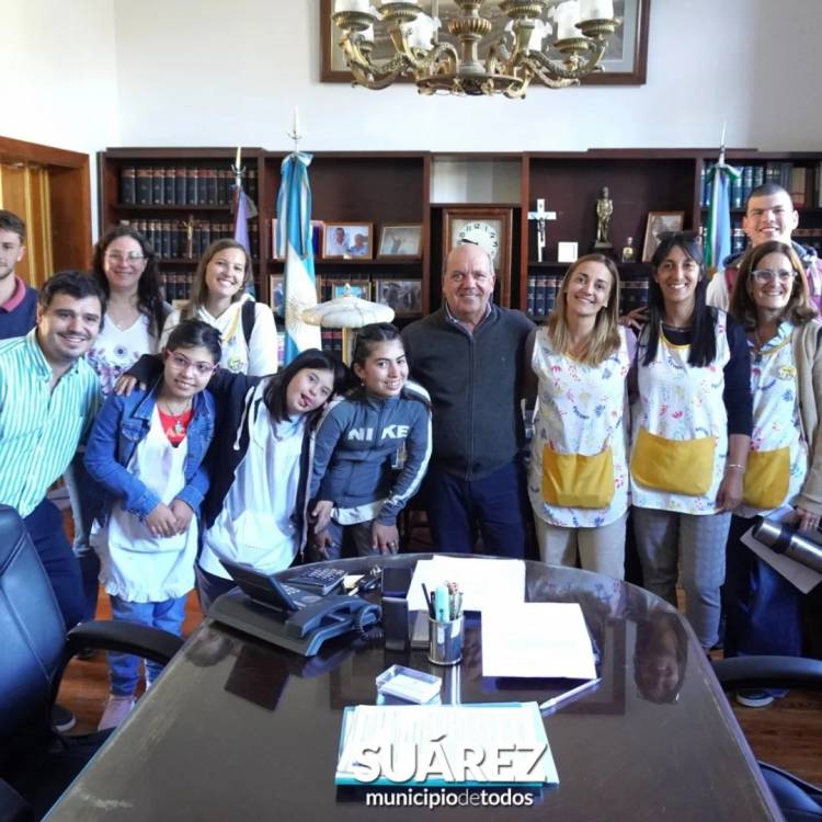 Alumnos de la Escuela Especial N°503 de Huanguelén recorrieron el Palacio Municipal y fueron recibos por el Intendente Moccero