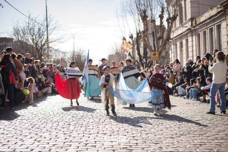Multitudinaria participación en el tradicional desfile del 6 de Agosto