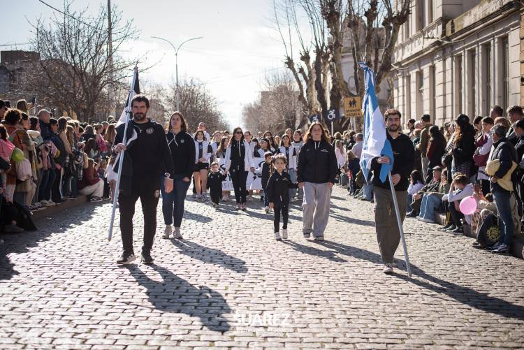 Multitudinaria participación en el tradicional desfile del 6 de Agosto