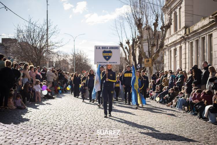 Multitudinaria participación en el tradicional desfile del 6 de Agosto
