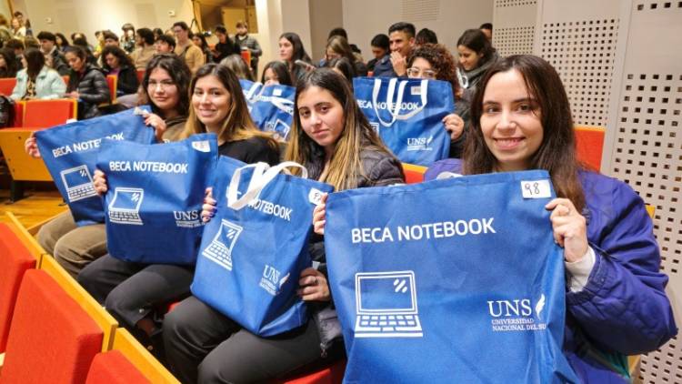 Más de 100 estudiantes recibieron “becas notebook” con equipos aportados por empresas