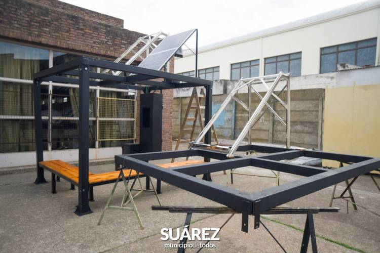 Coronel Suárez avanza con la instalación de puntos de carga sustentable en espacios públicos