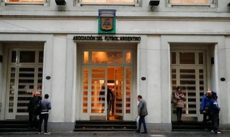 El Gobierno advirtió sobre irregularidades de la AFA, pero aclaró que no la intervendrá
