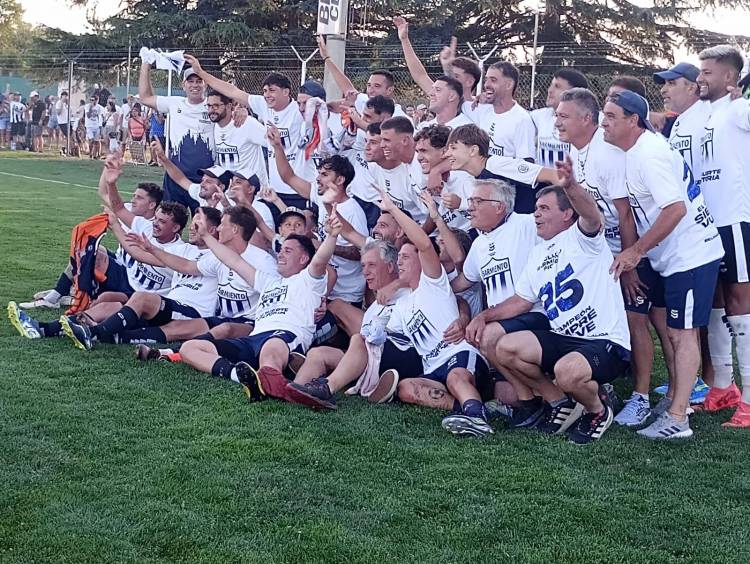Sarmiento fue campeón de la Liga Regional de Futbol, logrando su titulo N25