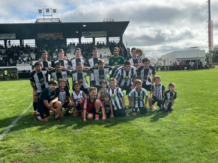 Blanco y Negro fue el único equipo local en sumar puntos: empataron 4 a 4 con Peñarol de Pigue