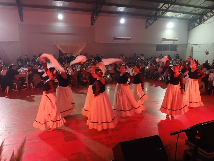 Exitoso festival folclórico organizado por el Coronel Suárez Rugby y Hockey Club en el Polideportivo Municipal