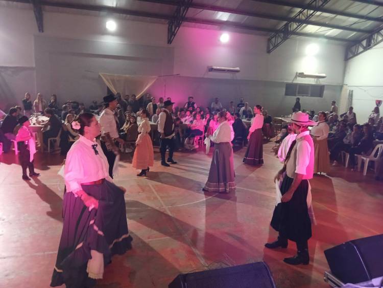 Exitoso festival folclórico organizado por el Coronel Suárez Rugby y Hockey Club en el Polideportivo Municipal