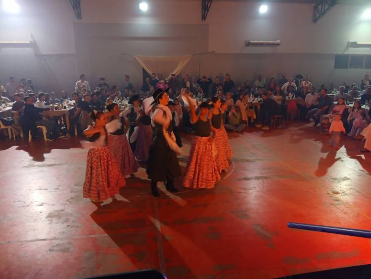 Exitoso festival folclórico organizado por el Coronel Suárez Rugby y Hockey Club en el Polideportivo Municipal