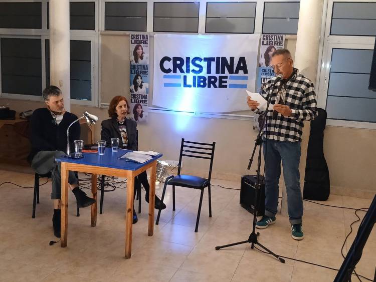 Con diferentes muestras de arte se presentó la peña Cristina Libre