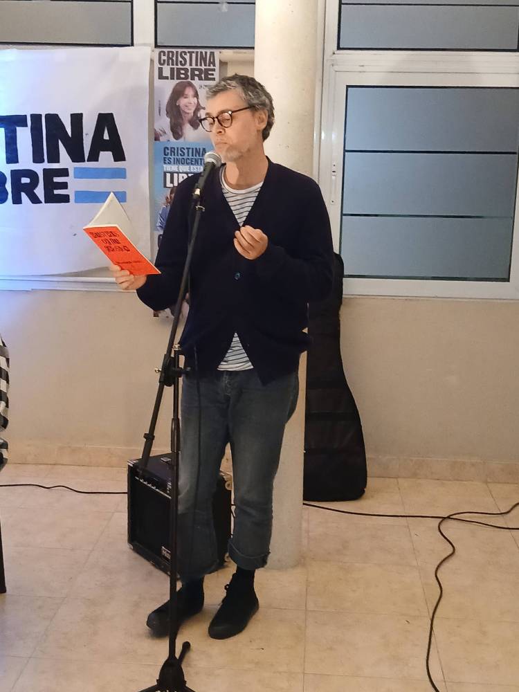Con diferentes muestras de arte se presentó la peña Cristina Libre