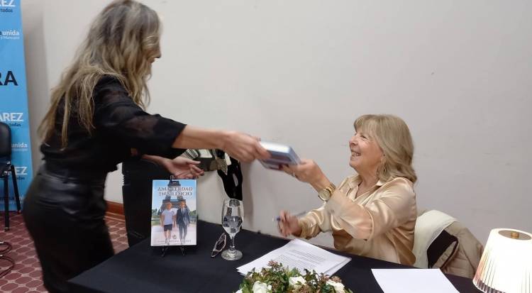 El Sábado 13 la escritora Cristina Adassus presentó su último trabajo, el libro "Una Verdad en Silencio"