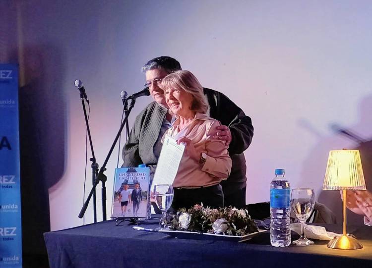 El Sábado 13 la escritora Cristina Adassus presentó su último trabajo, el libro "Una Verdad en Silencio"