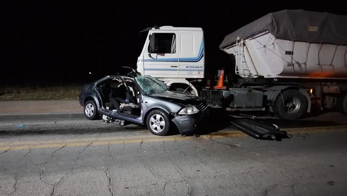 Trágico choque en la Ruta 3: un automovilista falleció y su acompañante resultó gravemente herida